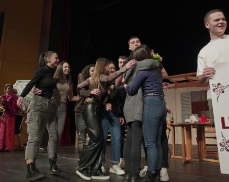 Избраха културата! Ученици от Пловдив поканиха класния си ръководител на бала от театрална сцена