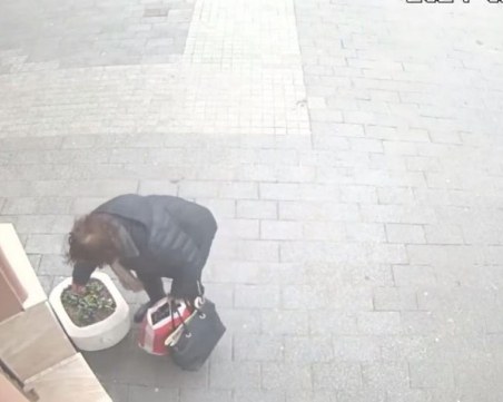 Жена открадна цветя в центъра на Пловдив