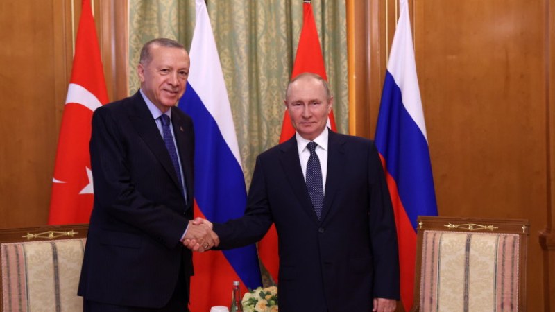 ЕК: Надяваме се Турция да знае, че срещу Путин има заповед за задържане