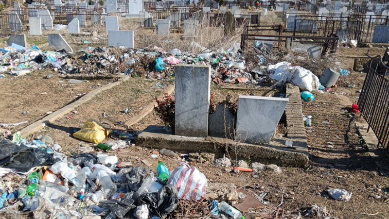 Гробището в Мало Конаре се превърна в сметище