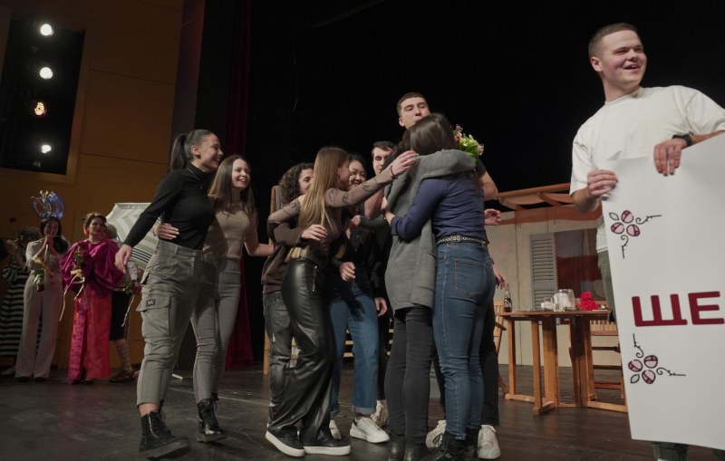 Избраха културата! Ученици от Пловдив поканиха класния си ръководител на бала от театрална сцена