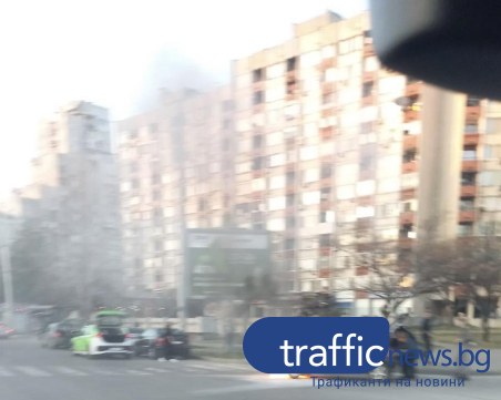 Автомобил гори на кръгово кръстовище в Тракия