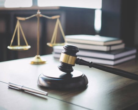 Един от четиримата задържани за подкуп полицаи остава в ареста, другите трима - с парична гаранция