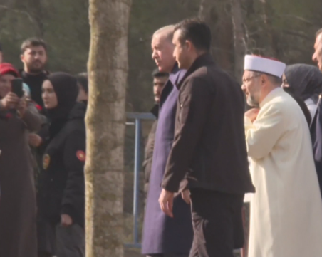 Година след земетресението, което отне живота на хиляди в Турция: Ердоган посети най-пострадалите райони