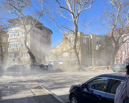 Медичите потопиха в облаци прах центъра на Пловдив