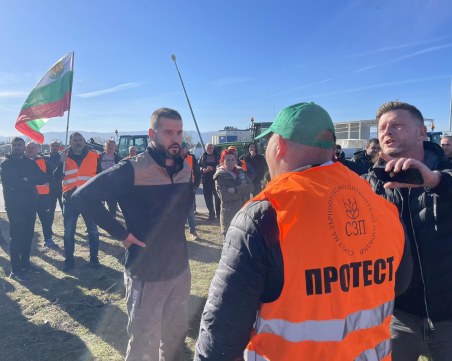 Протестът на земеделците блокира кръговото на Труд, образува се километрично задръстване