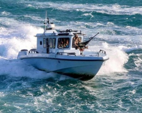 Снаряд удари британски кораб в Червено море