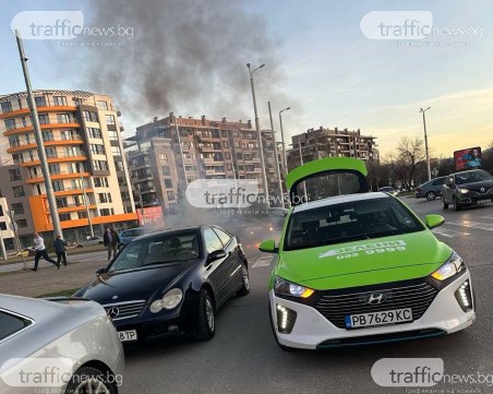 Таксиметров шофьор и доброволци гасиха колата, запалила се в Тракия