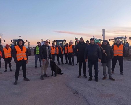 Земеделци блокират кръговото на Труд, трактори тръгват и към Пловдив