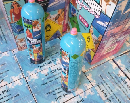 Близо 10 000 флакона и около 30 000 капсули райски газ са открити в склад в Пловдив