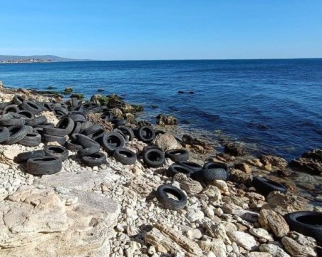 Доброволци почистиха плаж на Черноморието от стотици изхвърлени стари гуми