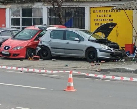 Кола се вряза в павилион в Стара Загора, има ранени