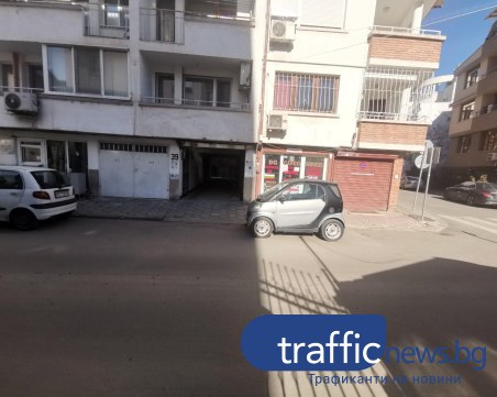 Пловдивчани: Повече от година автомобил в Кършияка е паркиран в нарушение и пречи