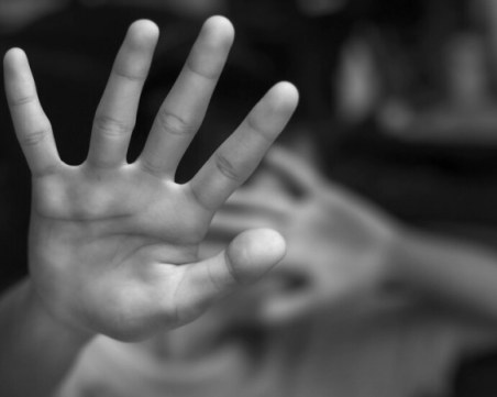 Повдигнаха обвинение на адвокат за блудство с непълнолетни момчета