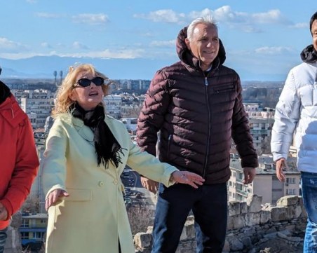 Стоичков пуска песен с Братя Аргирови и Тони Димитрова