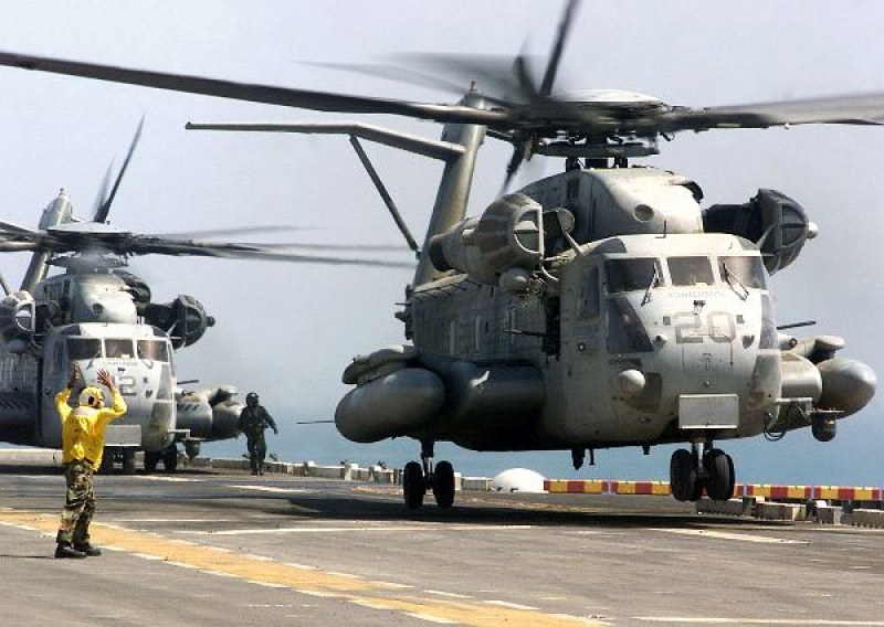 Спасителни екипи издирват хеликоптер на американската морска пехота, който е