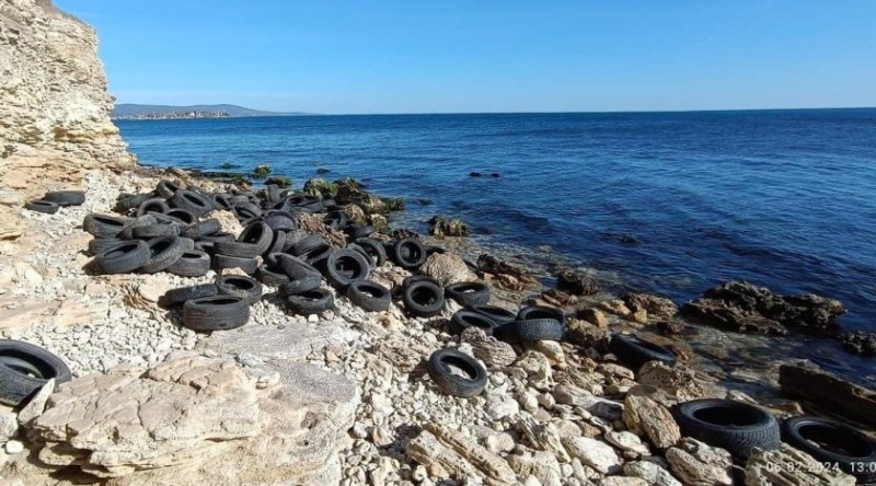 Доброволци почистиха плаж на Черноморието от стотици изхвърлени стари гуми