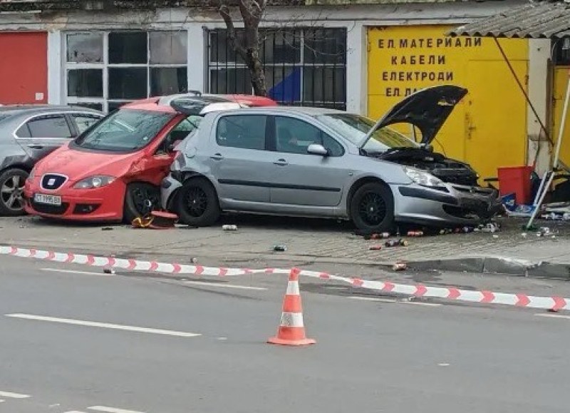 Кола се вряза в павилион в Стара Загора, има ранени