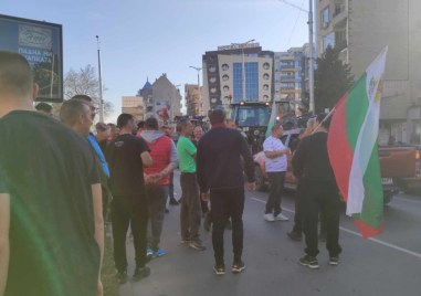 С надути клаксони протестиращите фермери влязоха в Пловдив Шествието им