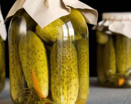 Ето какво да направим със сока от киселите краставички