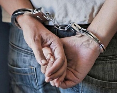 Мъж задигна очила за 5000 лева в Карлово, друг дарения от храм