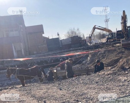 Не крадем – само си взимаме! Роми прибраха купчини арматура от ремонта на Голямоконарско