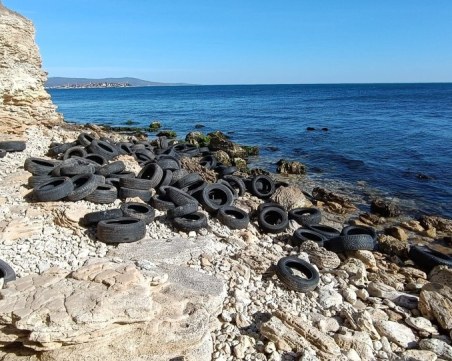 Плаж в Несебър се превърна в сметище за стари гуми