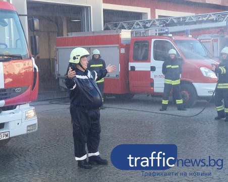 Сълзи, сирени, прегръдки и струя вода - трогателно изпращане за шефа на пожарната в Пловдив
