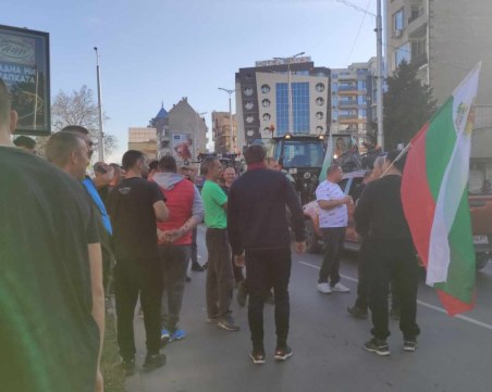 Трактори блокираха движението около Панаира