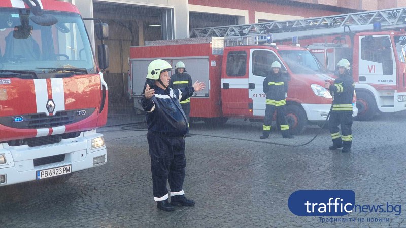 Сълзи, сирени, прегръдки и струя вода - трогателно изпращане за шефа на пожарната в Пловдив