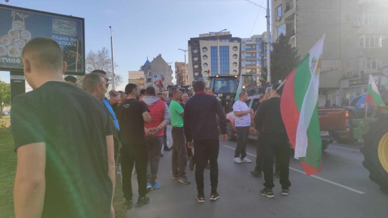 С надути клаксони протестиращите фермери влязоха в Пловдив. Шествието им