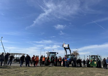 Протестиращи земеделци блокираха с тежка техника кръговото кръстовище до входа