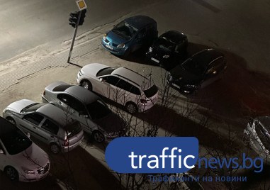 Шофьори системно паркират автомобилите си на тротоар на улица в