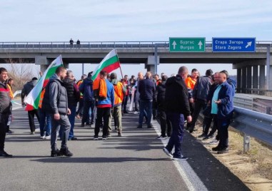 Протестиращи земеделци отново затвориха за няколко часа автомагистрала Тракия в