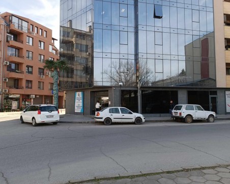 Автомобили на Басейнова дирекция окупират улица в Пловдив, жители алармират вече година