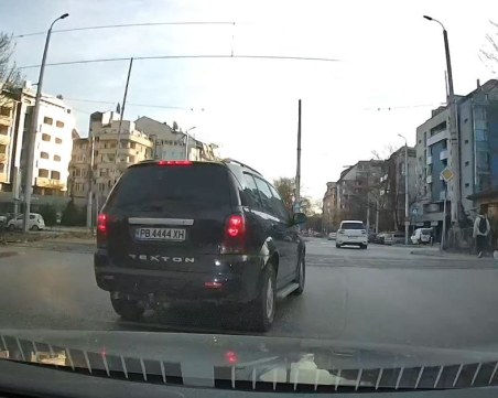 На косъм от инцидент! Джип изпреварва и засича друга кола на оживено кръстовище в Пловдив