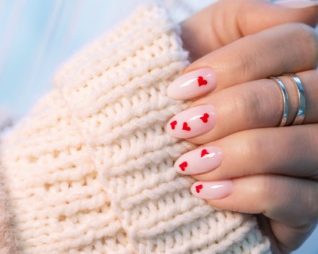 Маникюрът за Свети Валентин - в розово и червено, и с много сърца