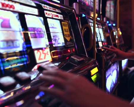 Мъж инсценира грабеж, след като проигра в казино пенсията на майка си