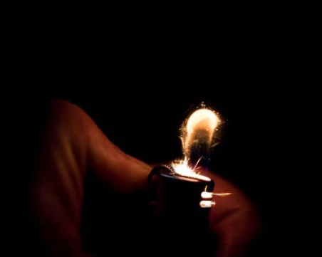 Мъж опита да запали жена си и детето си в Сливен