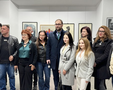 Млади творци и утвърдени автори участват в обща изложба в Пловдив СНИМКИ