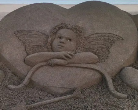Пясъчна скулптура на Купидон се появи в Бургас