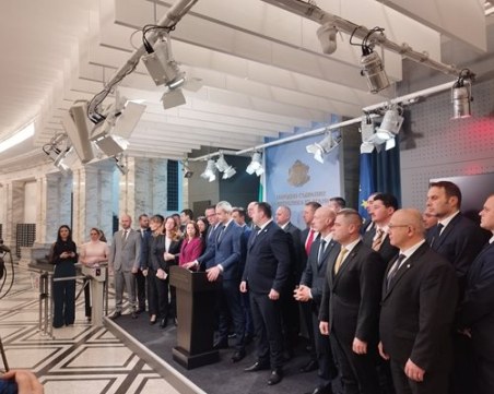 „Възраждане” изключи трима депутати от групата си в парламента