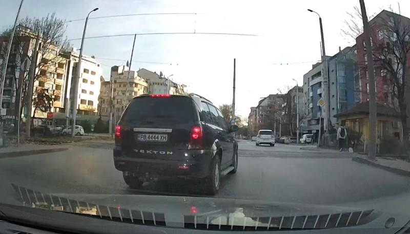 На косъм от инцидент! Джип изпреварва и засича друга кола на оживено кръстовище в Пловдив