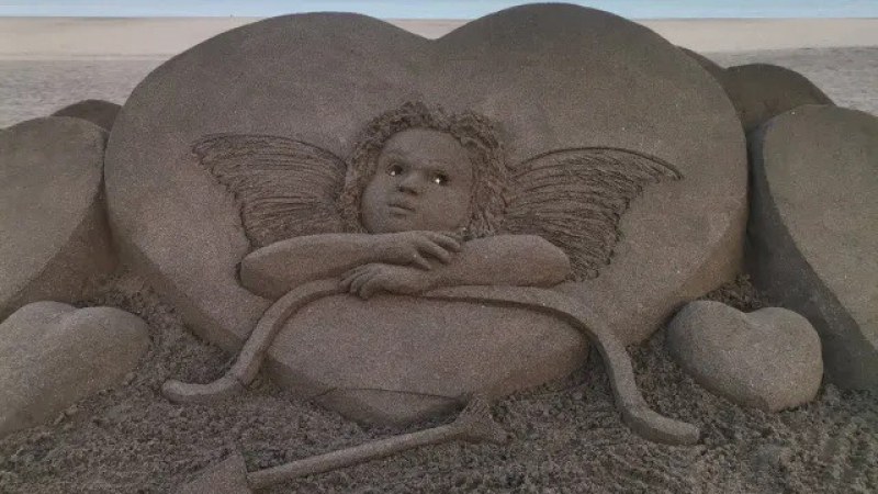 Пясъчна скулптура на Купидон се появи в Бургас