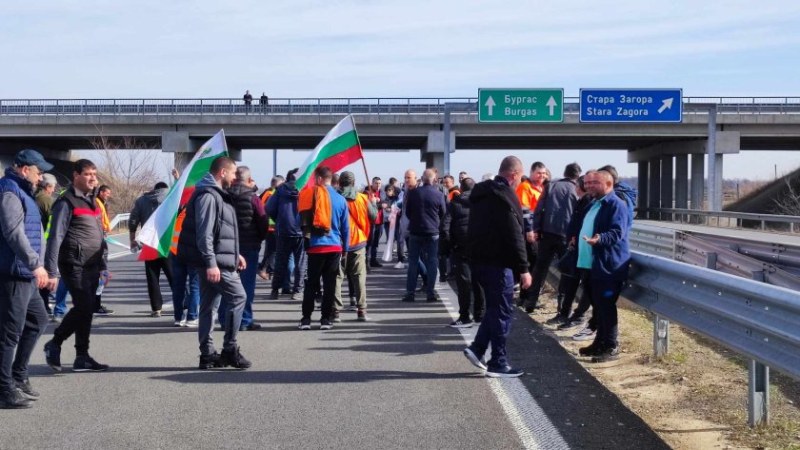 Протестиращи земеделци отново затвориха за няколко часа автомагистрала Тракия в