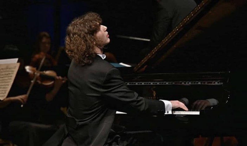 С три биса публиката изпрати младия виртуоз Николай Маринов, който