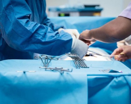 Хирурзи спасиха възрастна жена след 10-часова операция