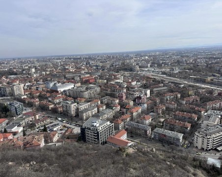 Слагат фитнес уреди на върха на Младежкия хълм, кметът очаква идеи за развитието му