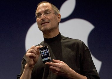 Когато Стив Джобс представи първия iPhone на 9 януари 2007 година това