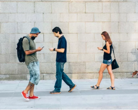 Европейски град забрани използването смартфоните на публични места